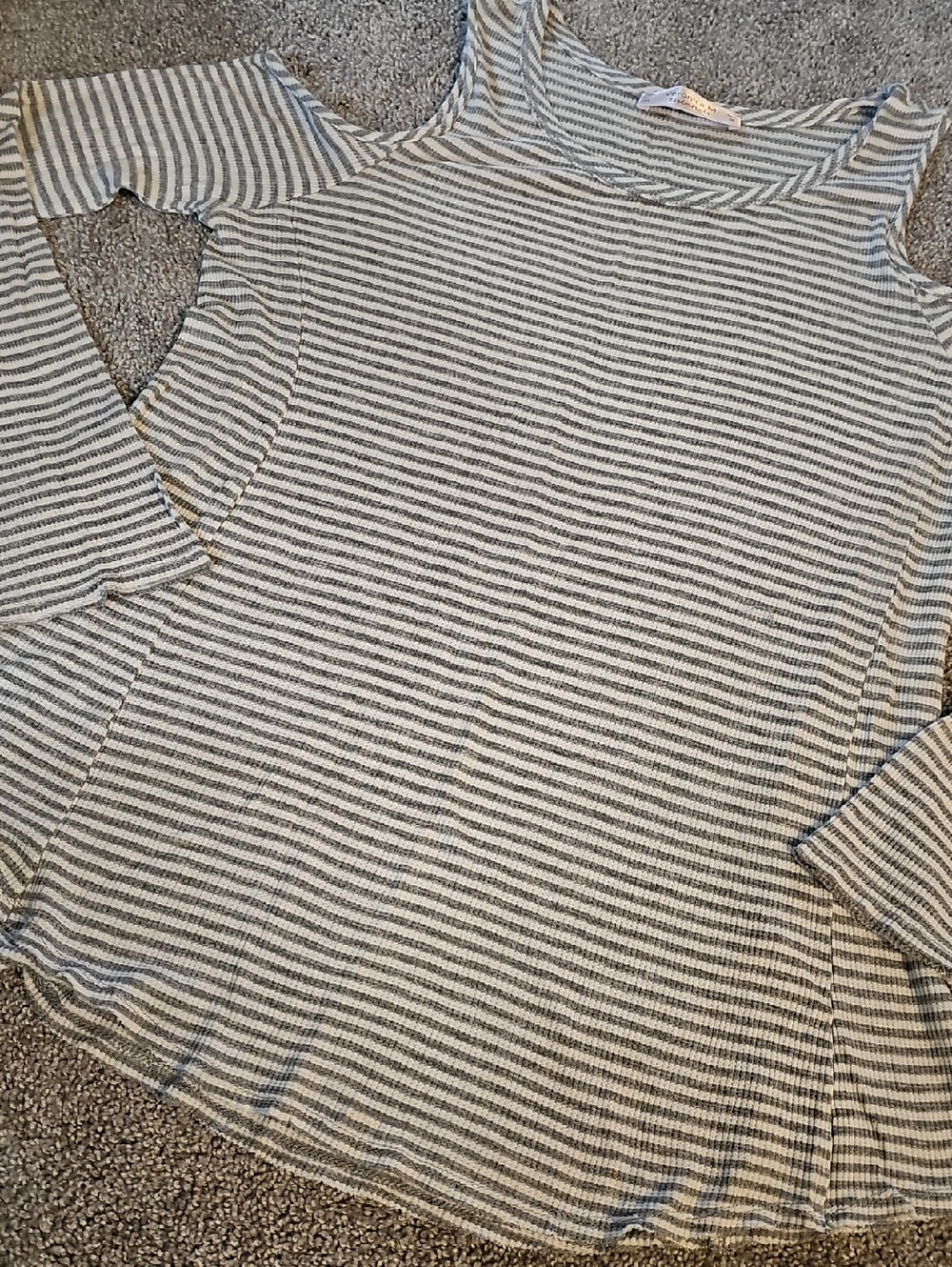 T4🔹️Veronica M. Essentials Striped Knit Cold Shoulder Top in Gray and White